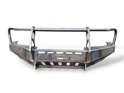 Kép Nissan Patrol Y61 elöl a hűtő és a lámpák körül