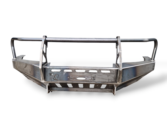 Kép Nissan Patrol Y61 elöl a hűtő és a lámpák körül